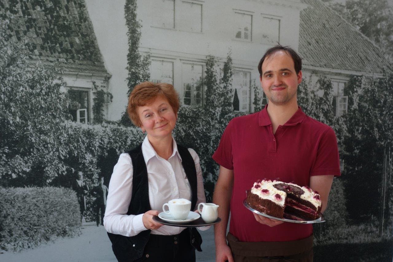 Das Café im gläsernen Anbau des Museums.