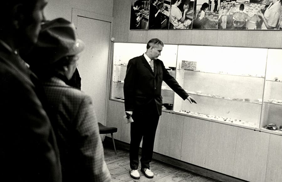 Hans Erichson (*1926 †2020), von 1966 bis 1991 Leiter des Museums, bei einer Führung durch eine der ersten Bernsteinausstellungen Hans Erichson führt Besucher durch eine der ersten Bernsteinausstellungen.
