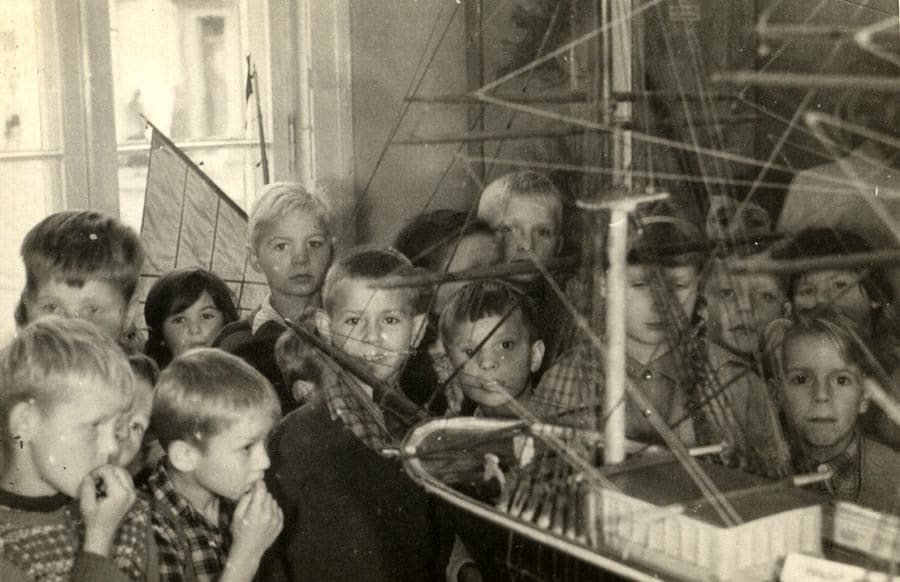 Junge Besucher im Heimatmuseum Junge Besucher im Heimatmuseum, historisches Foto.
