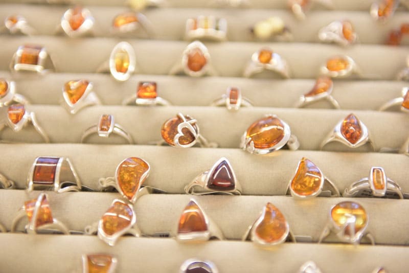 Bernsteinschmuck im Museumsshop.