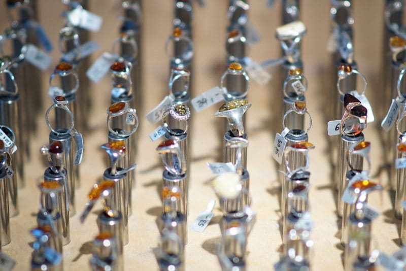 Bernsteinschmuck im Museumsshop.