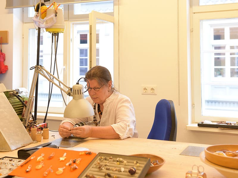 Werkstatt – Prüfen des Bernsteins Ein Bernstein wird in der Werkstatt geprüft.