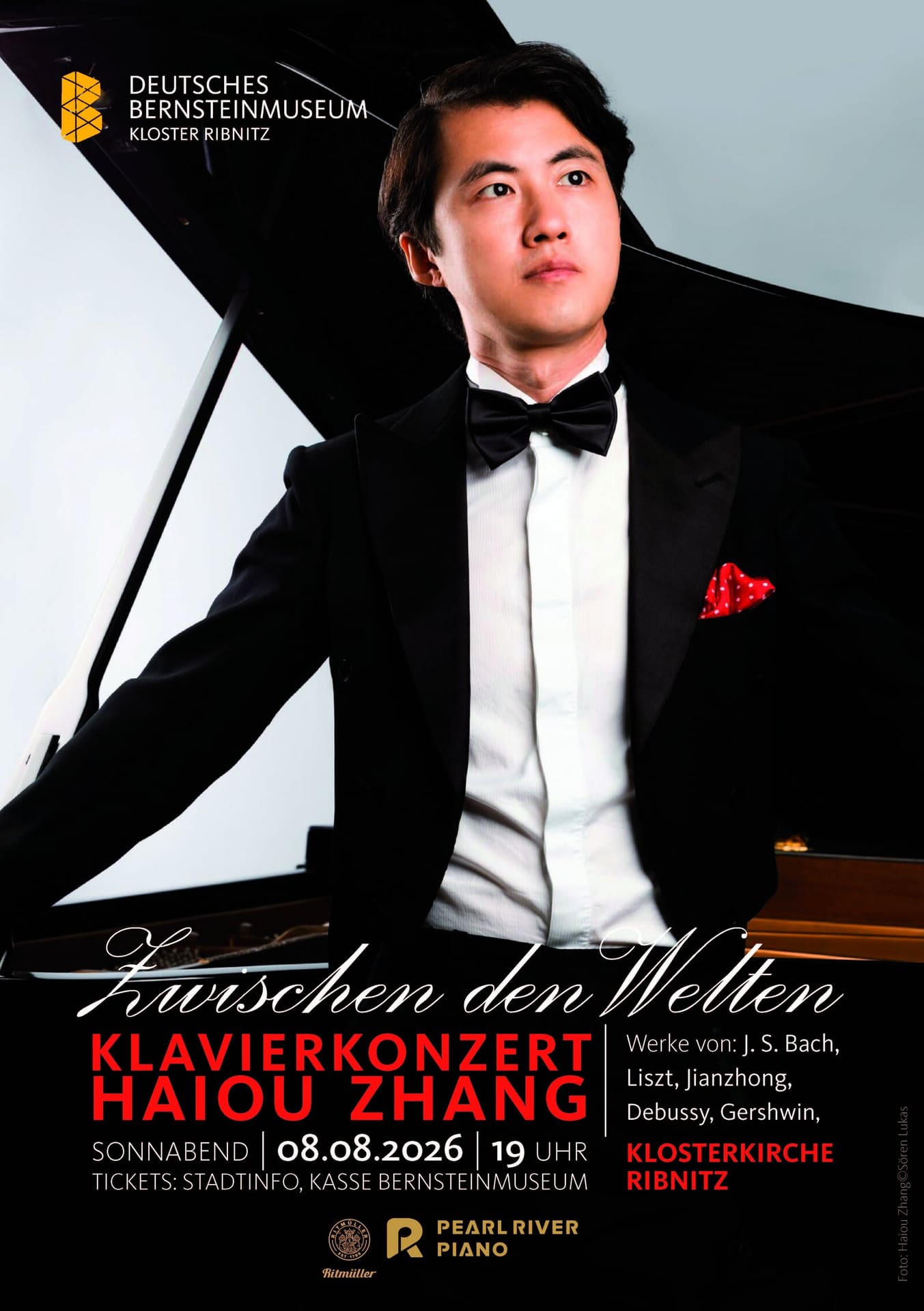 Plakat: Zwischen den Welten, Klavierkonzert Haiou Zhang, Sonnabend, 8. August 2026, 19 Uhr, Klosterkirche Ribnitz.