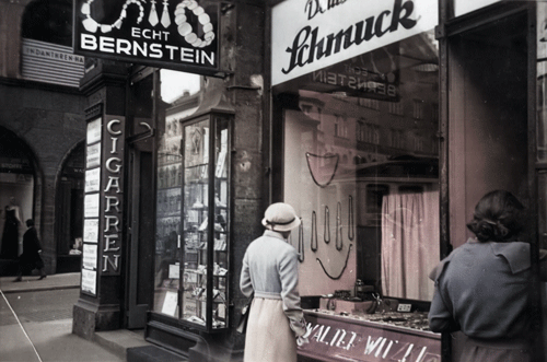 Schaufenster für echten Bernsteinschmuck Historisches Foto: Schaufenster eines Geschäfts mit der Aufschrift „Echt Bernstein, Schmuck“.